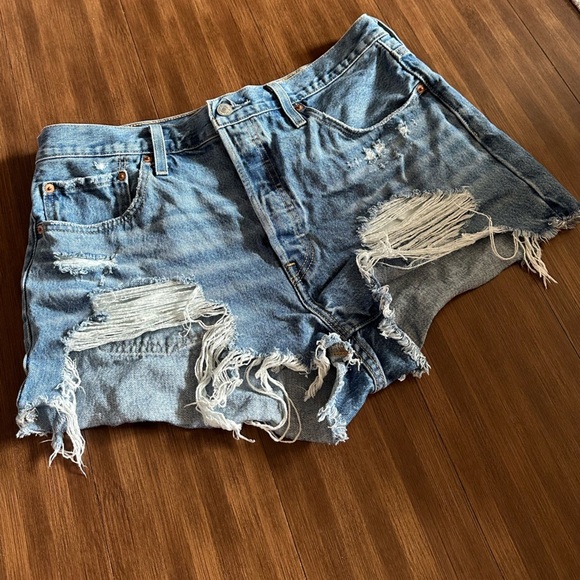 Levi’s distressed denim shorts high rise button fly size W33 - Picture 2 of 9